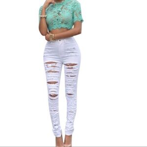 Women’s white Distressed Jeans!